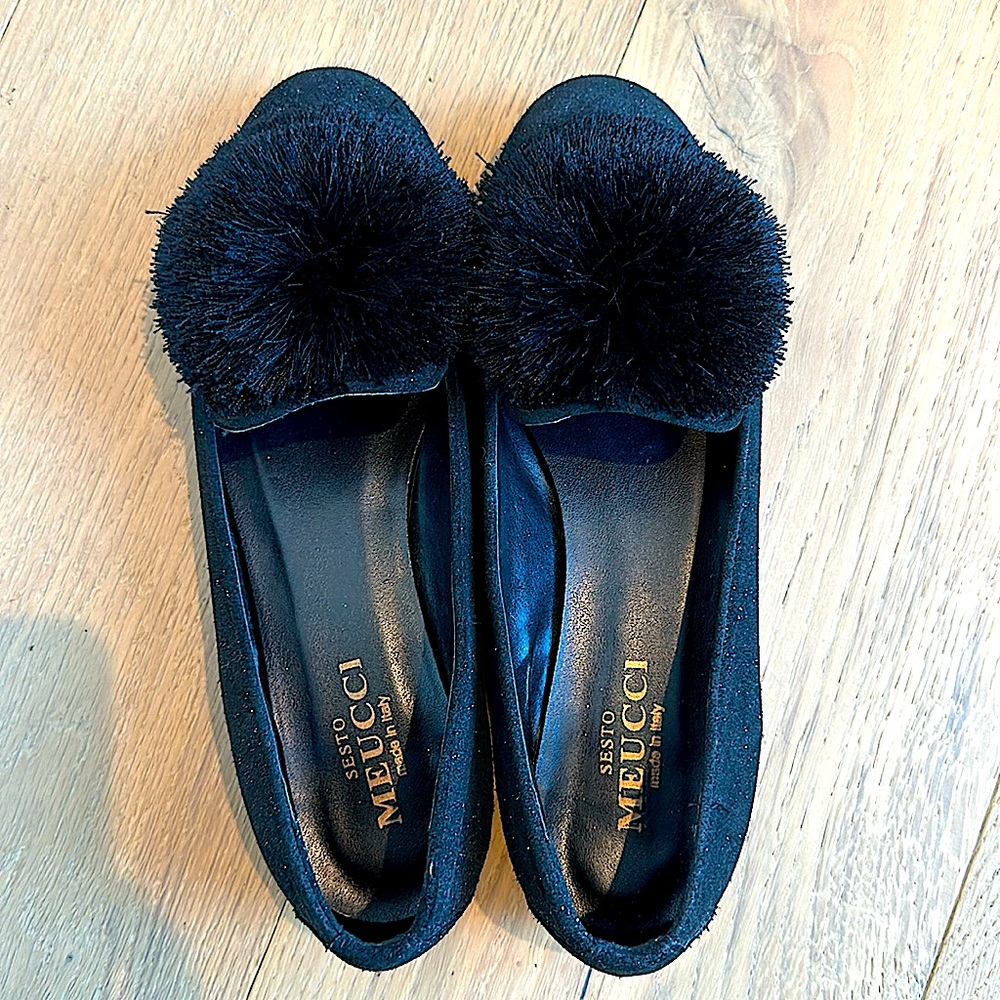 Sesto meucci black ballet flats size 8 made in Italy  with black fuzzy pouf
